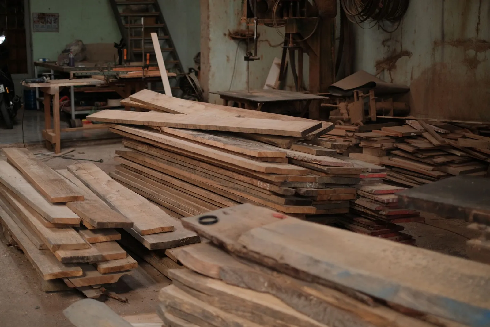 Tavole di legno massello accatastate in laboratorio