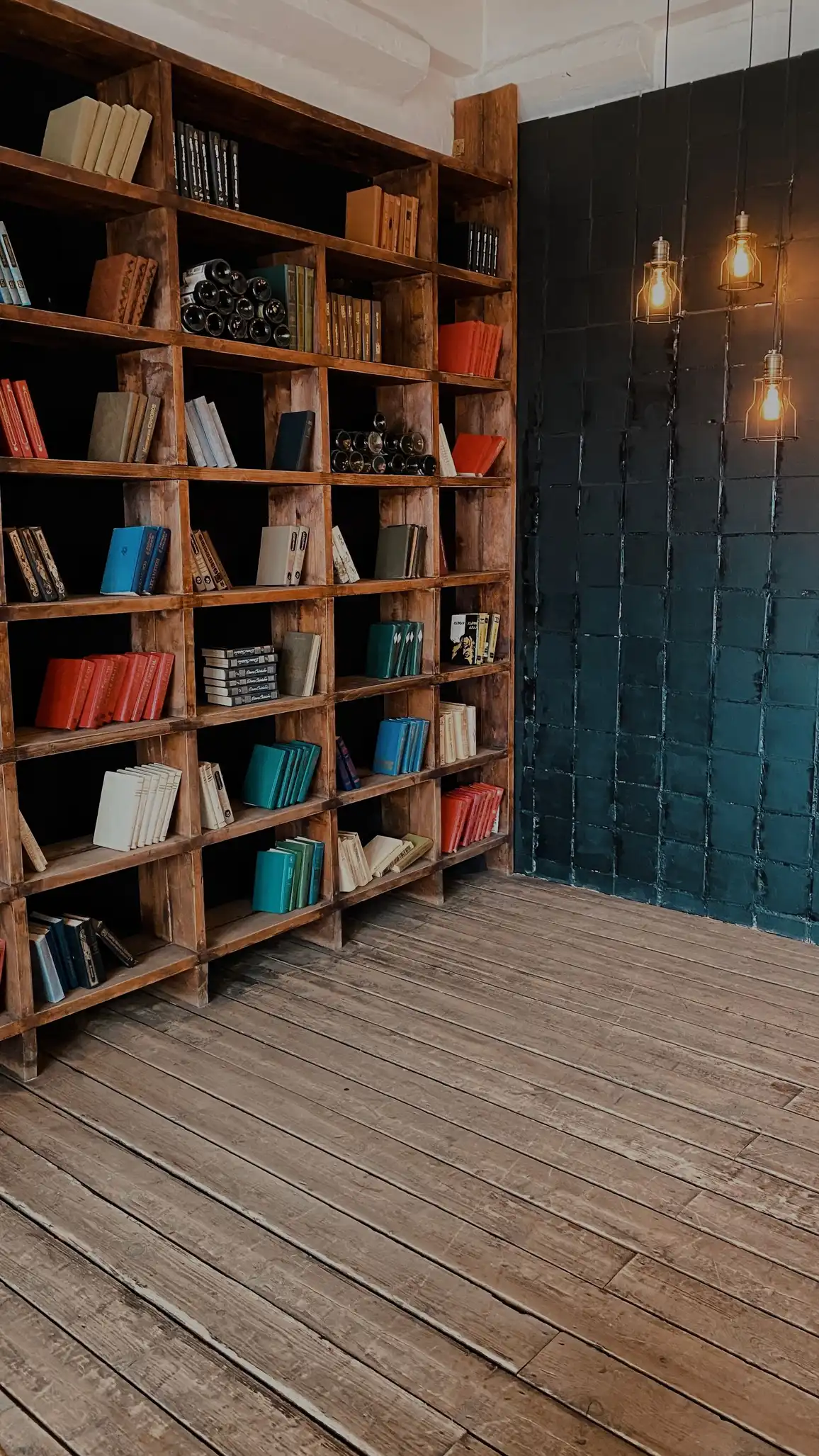 Libreria a parete in legno chiaro