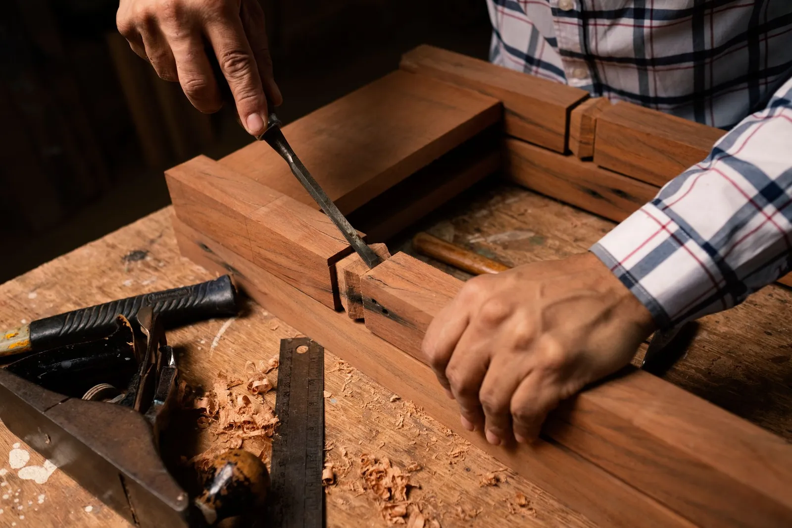Scalpello che lavora un incastro nel legno